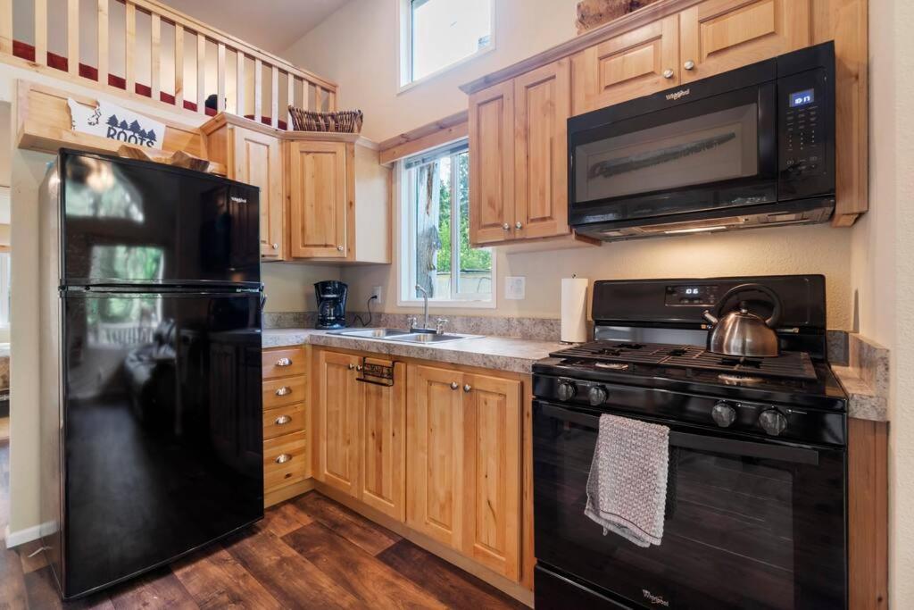 New Tiny Home Steps Away From Mt. Rainier アッシュフォード エクステリア 写真