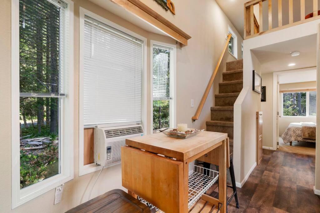 New Tiny Home Steps Away From Mt. Rainier アッシュフォード エクステリア 写真