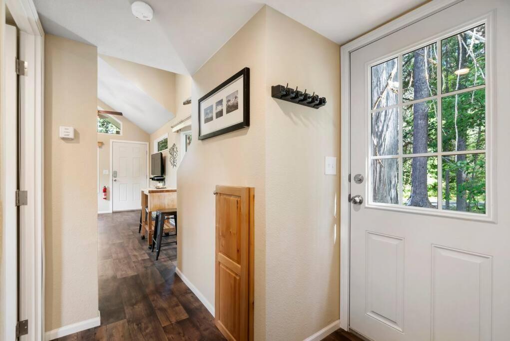 New Tiny Home Steps Away From Mt. Rainier アッシュフォード エクステリア 写真