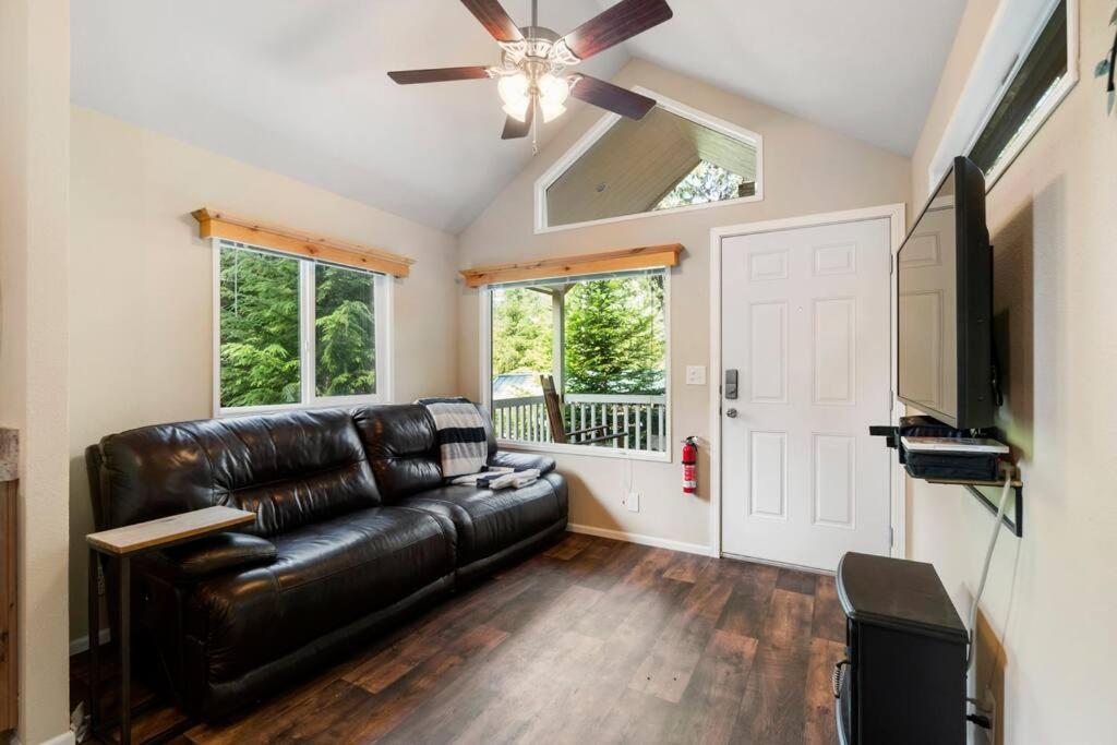 New Tiny Home Steps Away From Mt. Rainier アッシュフォード エクステリア 写真