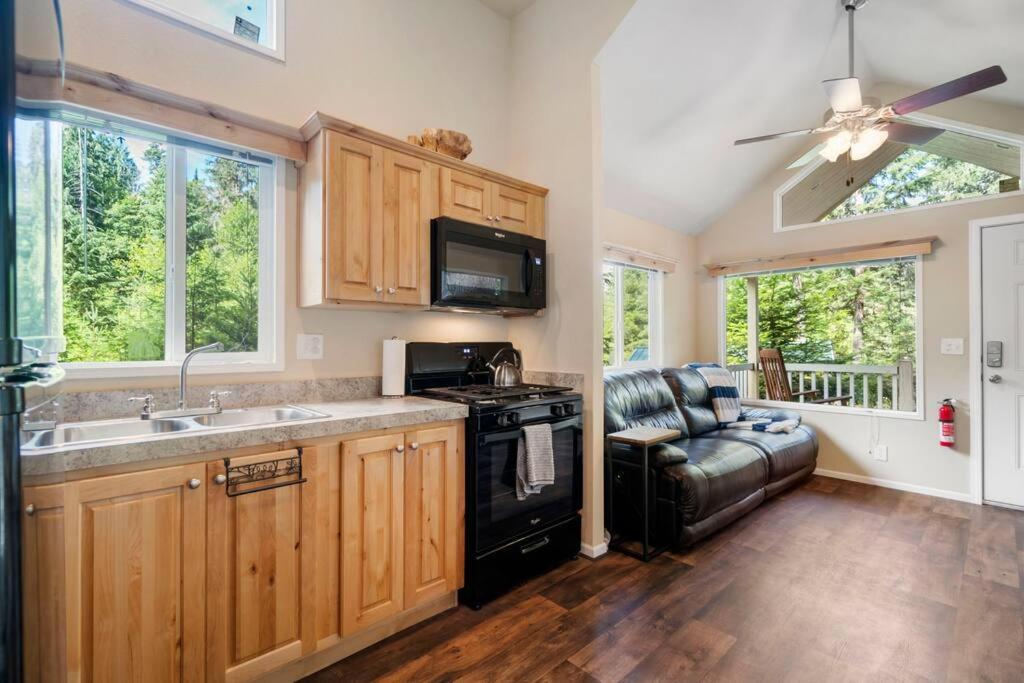 New Tiny Home Steps Away From Mt. Rainier アッシュフォード エクステリア 写真