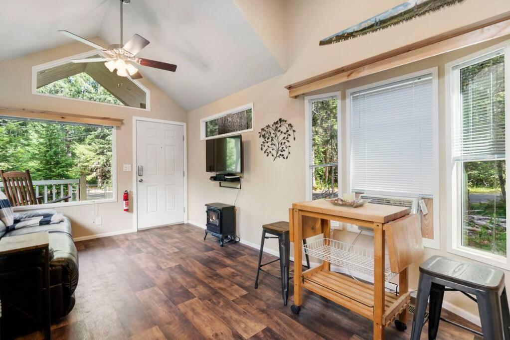 New Tiny Home Steps Away From Mt. Rainier アッシュフォード エクステリア 写真