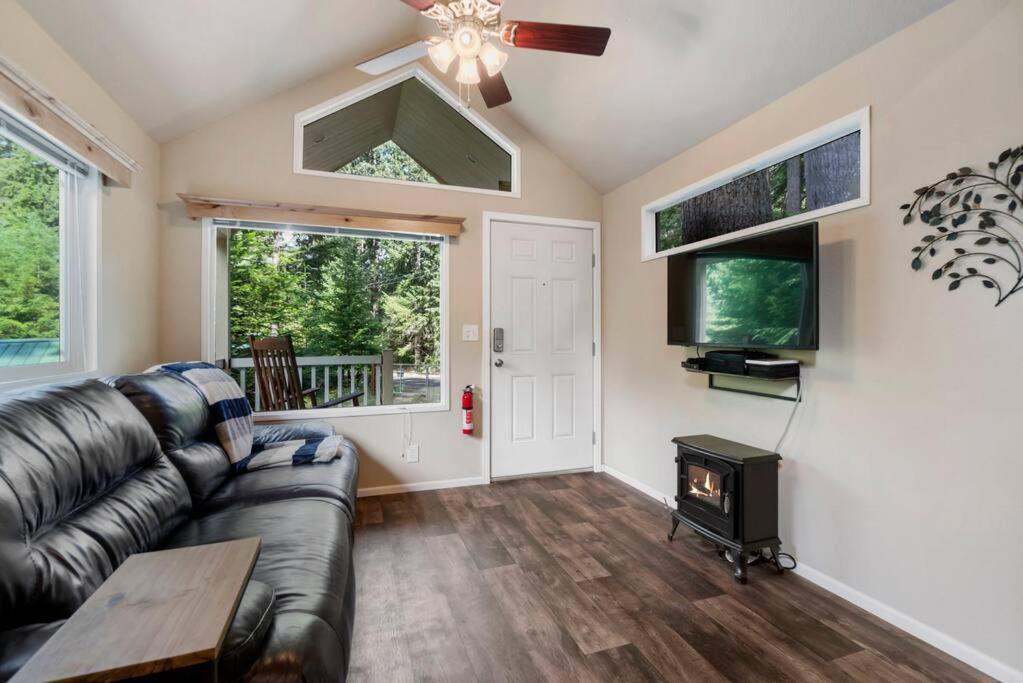 New Tiny Home Steps Away From Mt. Rainier アッシュフォード エクステリア 写真
